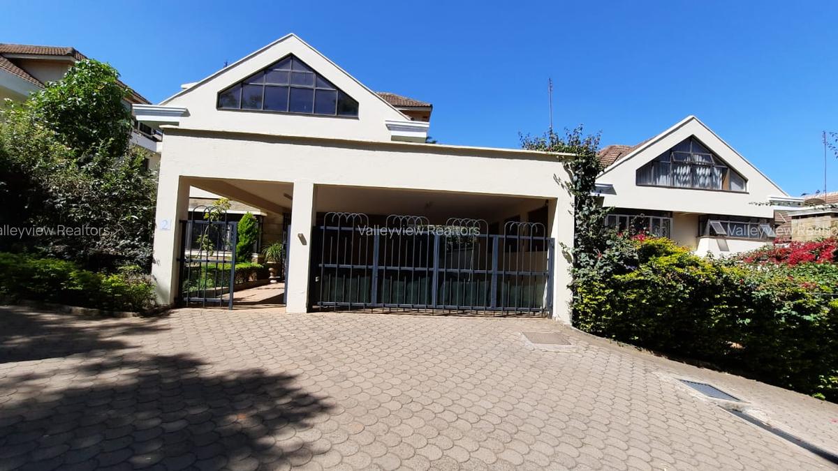 4 Bed Townhouse with En Suite at Lavington - 5