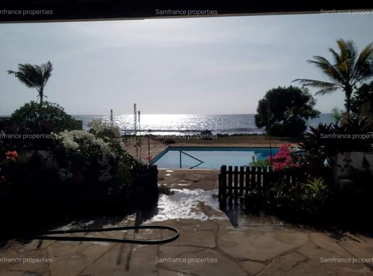 4 Bed Villa with En Suite at Bofa - 10