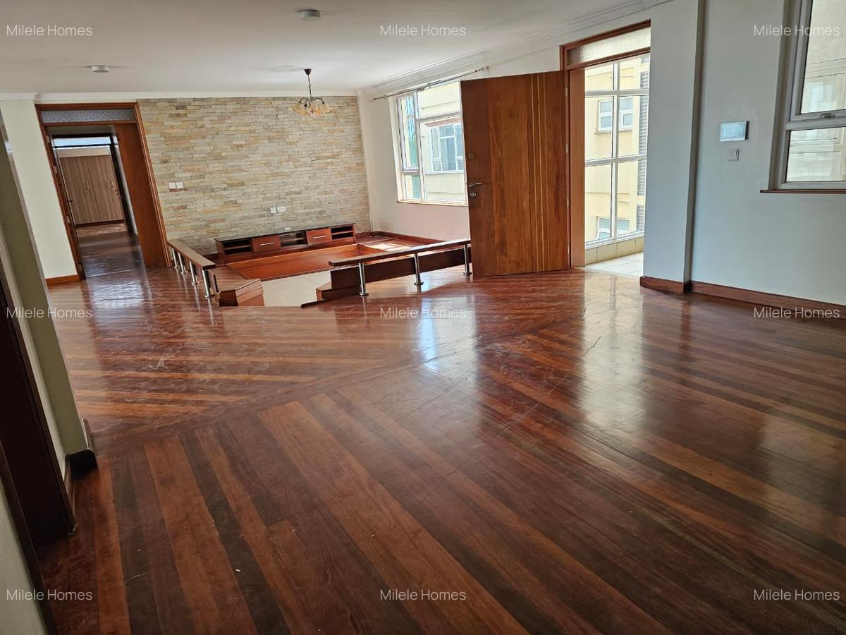 Serviced 3 Bed Apartment with En Suite in Parklands - 2