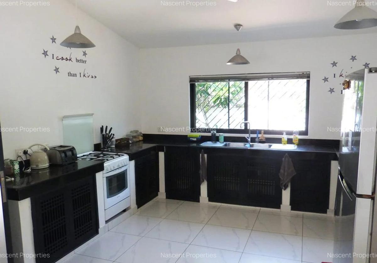 4 Bed House with En Suite in Watamu - 12