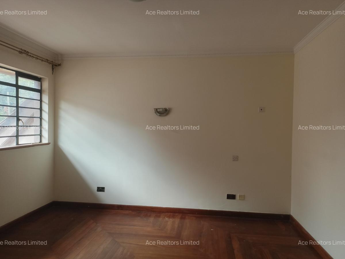 5 Bed Townhouse with En Suite at Lavington - 14