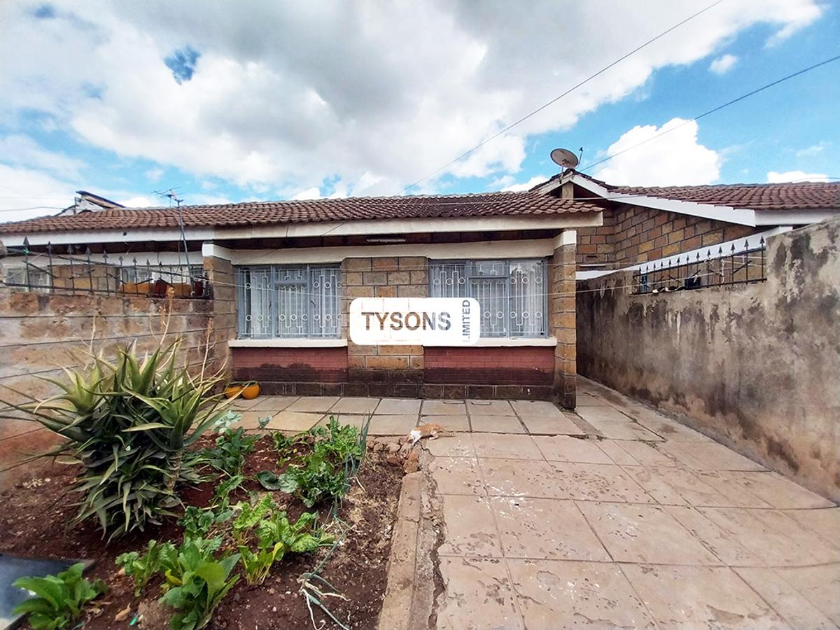 3 Bed House with En Suite in Donholm - 1