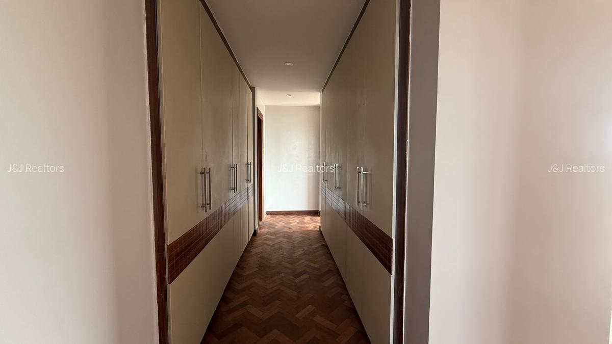 3 Bed Apartment with En Suite in Riverside - 14