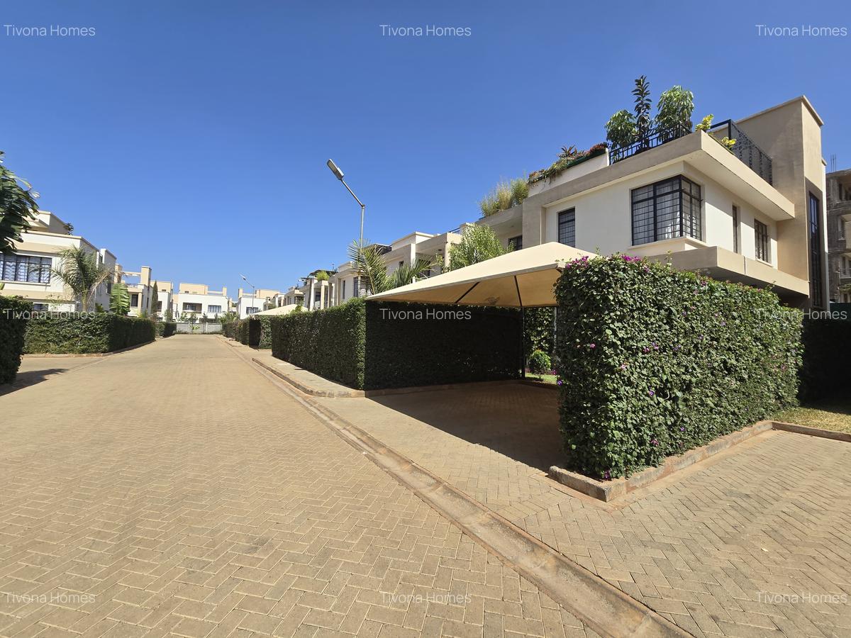 4 Bed House with En Suite in Membley - 1