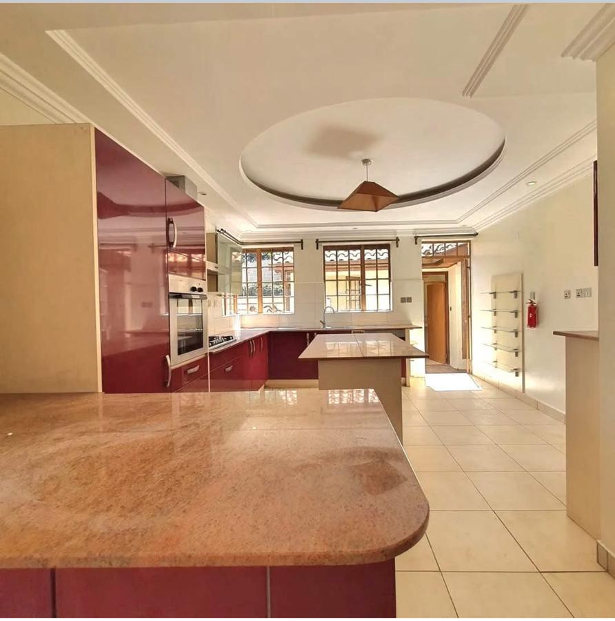 5 Bed Townhouse with En Suite in Lavington - 3