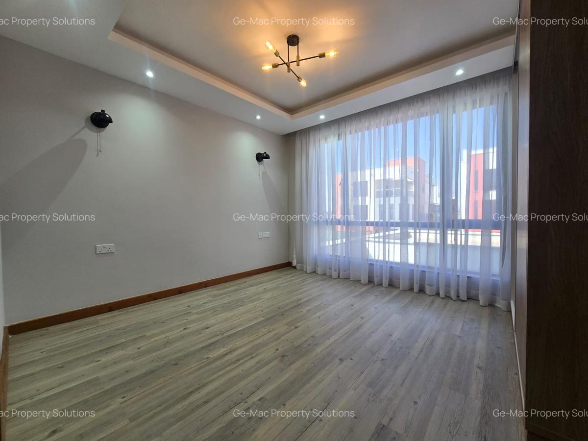 4 Bed House with En Suite in Membley - 7