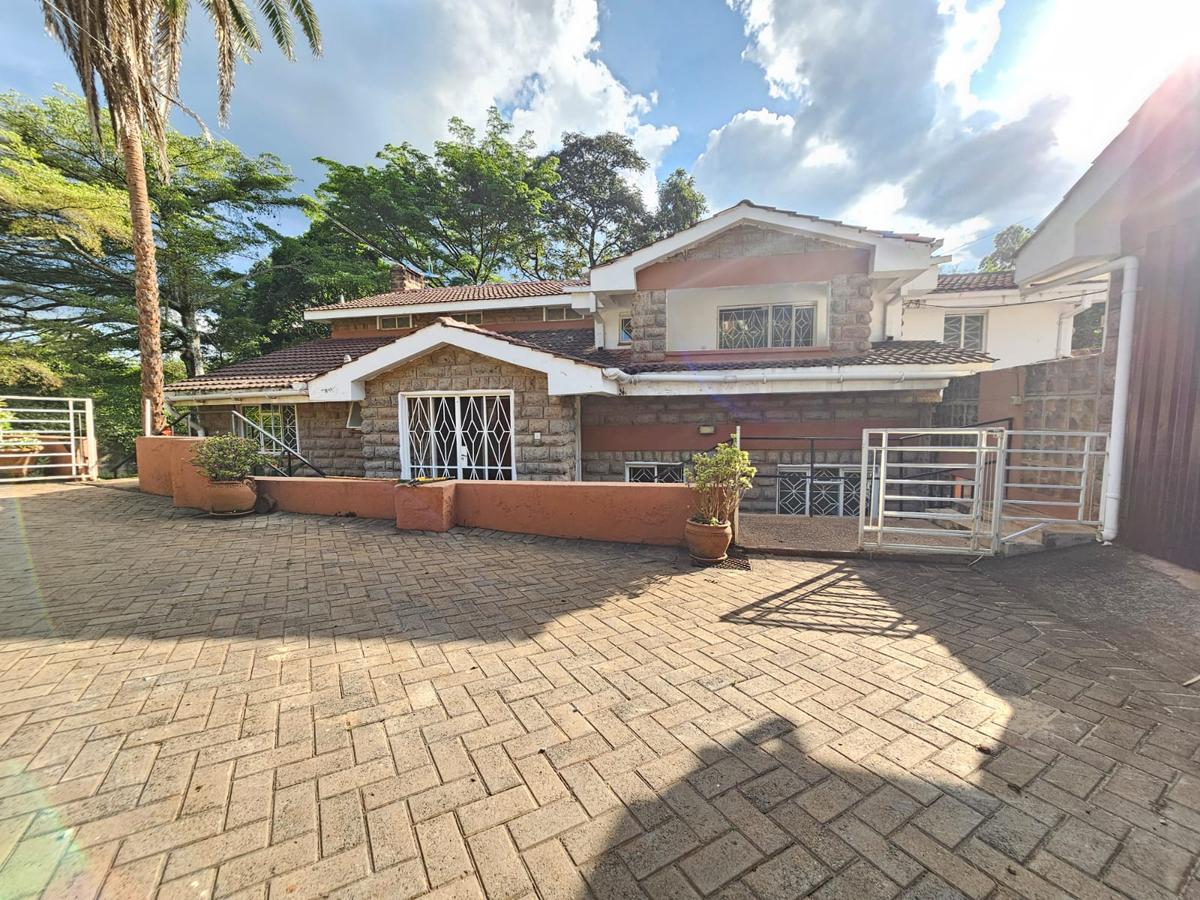 4 Bed House with En Suite in Nyari - 1