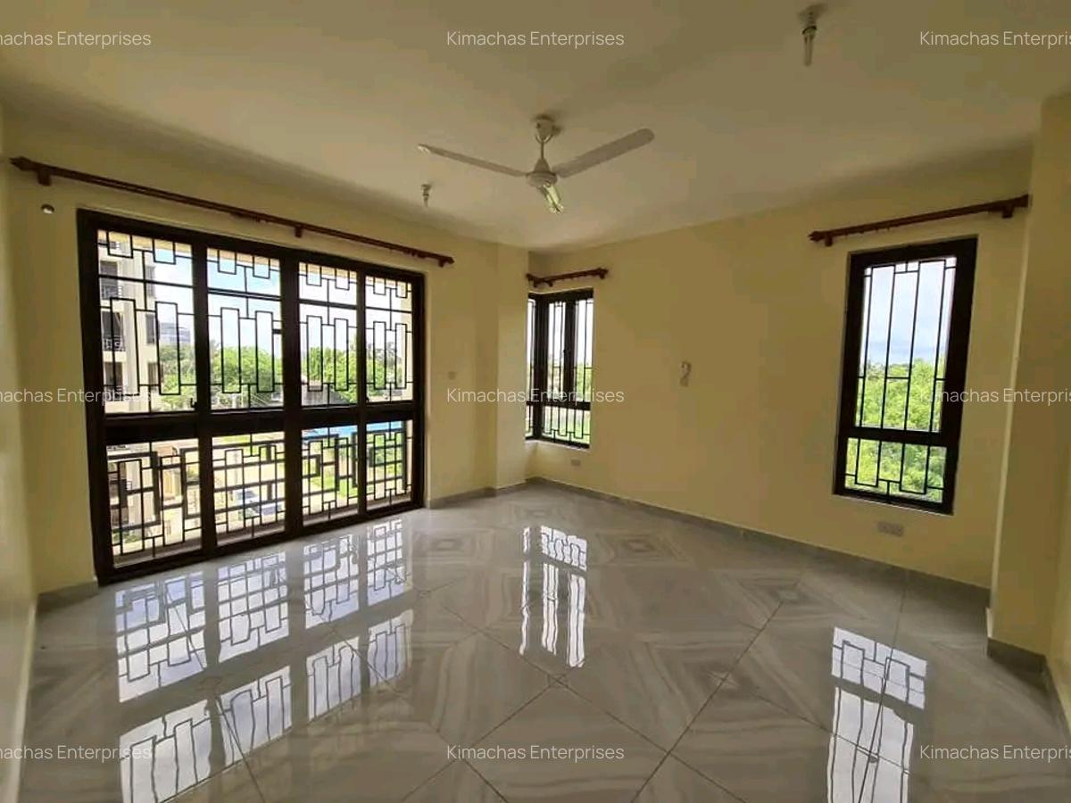 3 Bed Apartment with En Suite at Off Links - 4