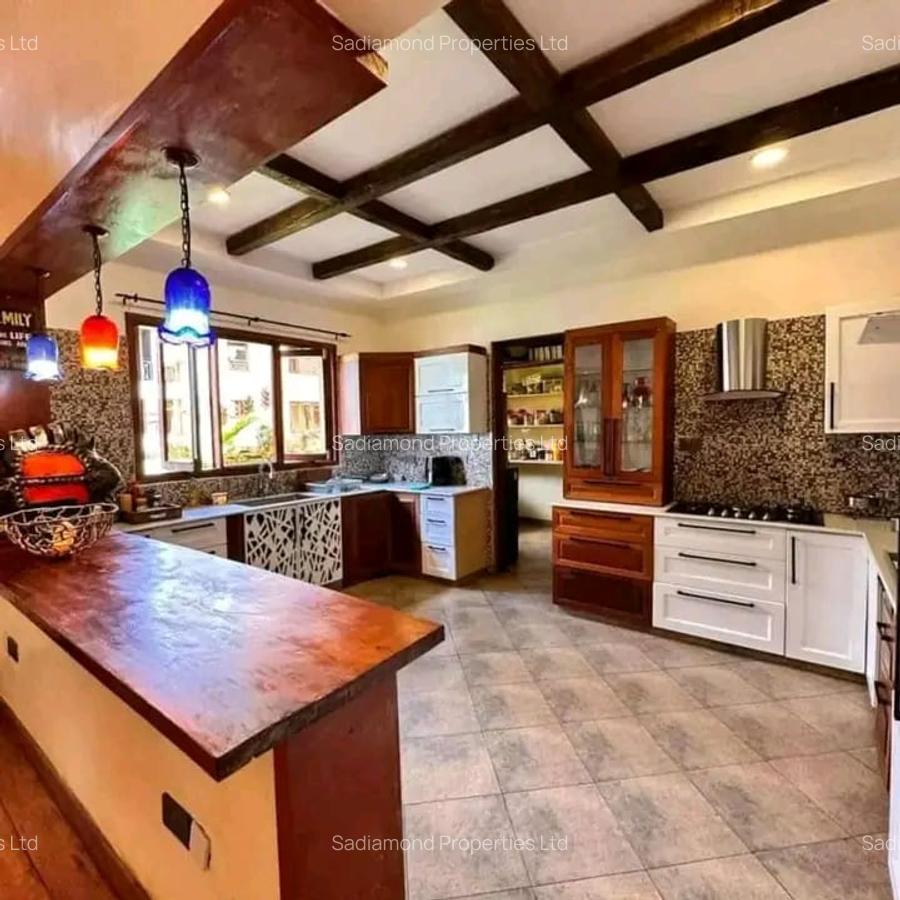 7 Bed House with En Suite in Ridgeways - 3