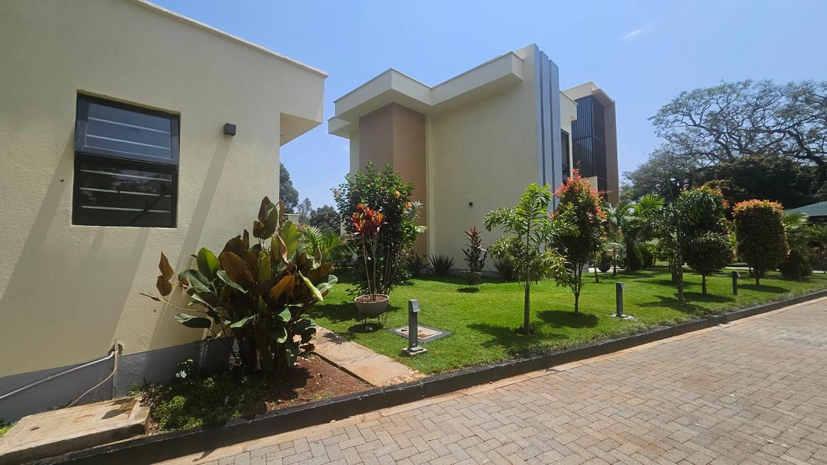 6 Bed House with En Suite in Runda - 2