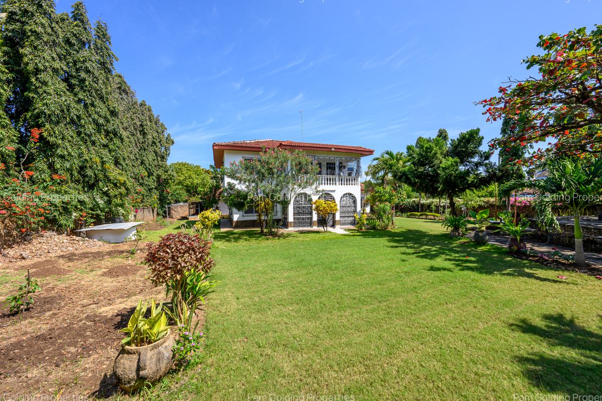 4 Bed Townhouse with En Suite at Beach Road - 11