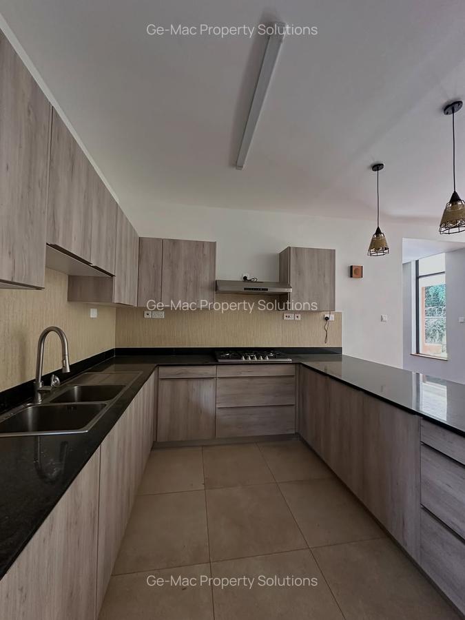 5 Bed House with En Suite in Lavington - 17