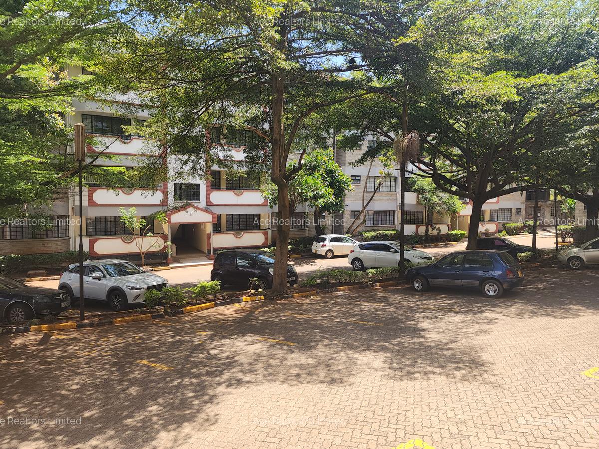 2 Bed Apartment with En Suite at Near Sarit Centre - 14