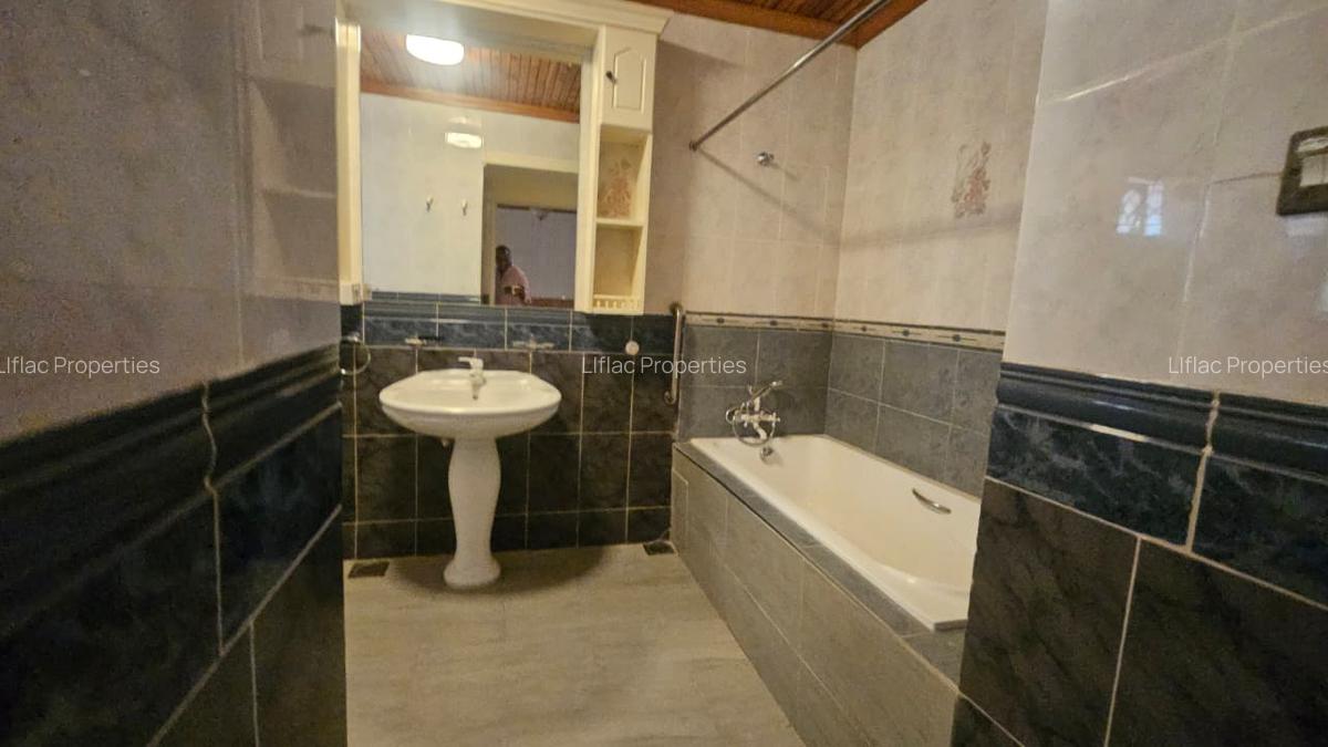 5 Bed House with En Suite in Runda - 10