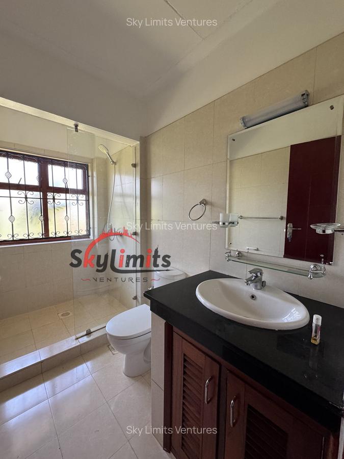 5 Bed Villa with En Suite in Runda - 16