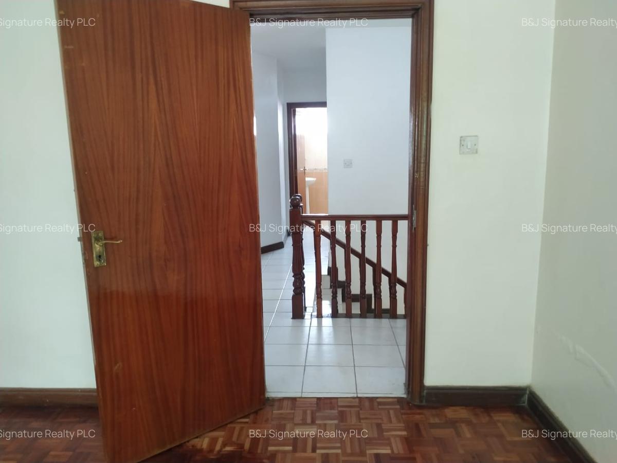 4 Bed Villa with En Suite in Spring Valley - 16