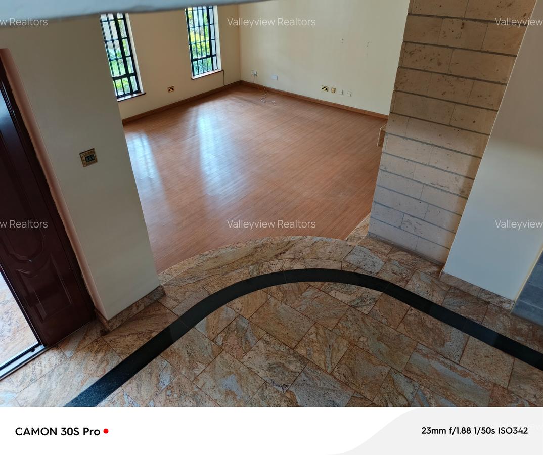 5 Bed Townhouse with En Suite at Lavington - 16