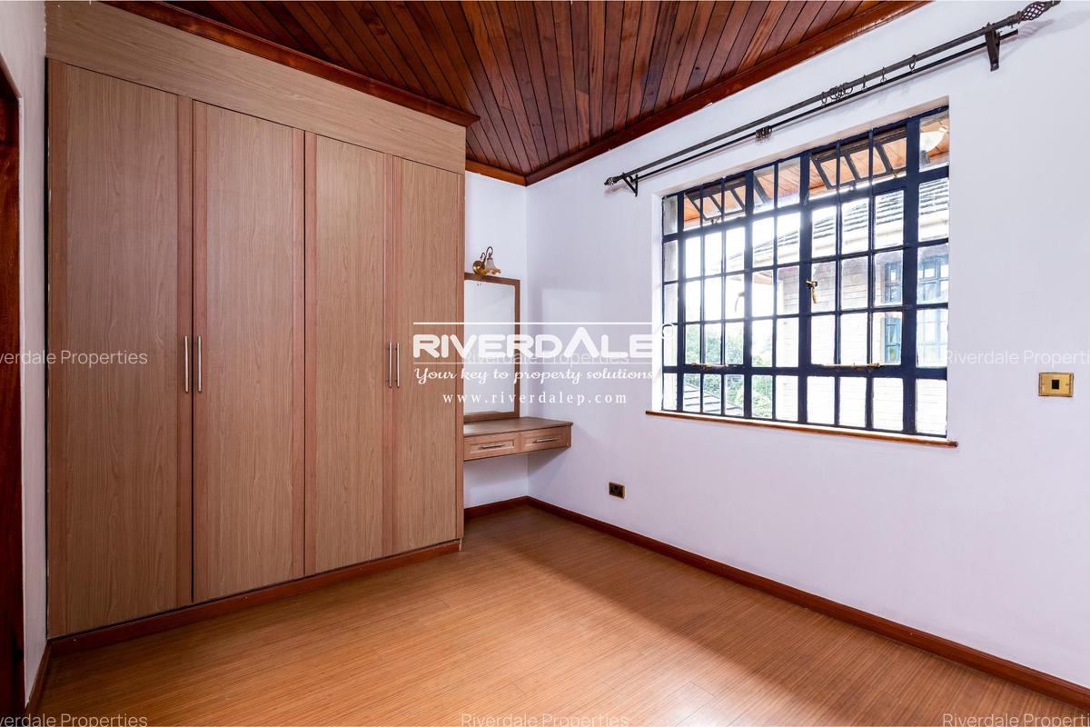 5 Bed Villa with En Suite in Lavington - 16