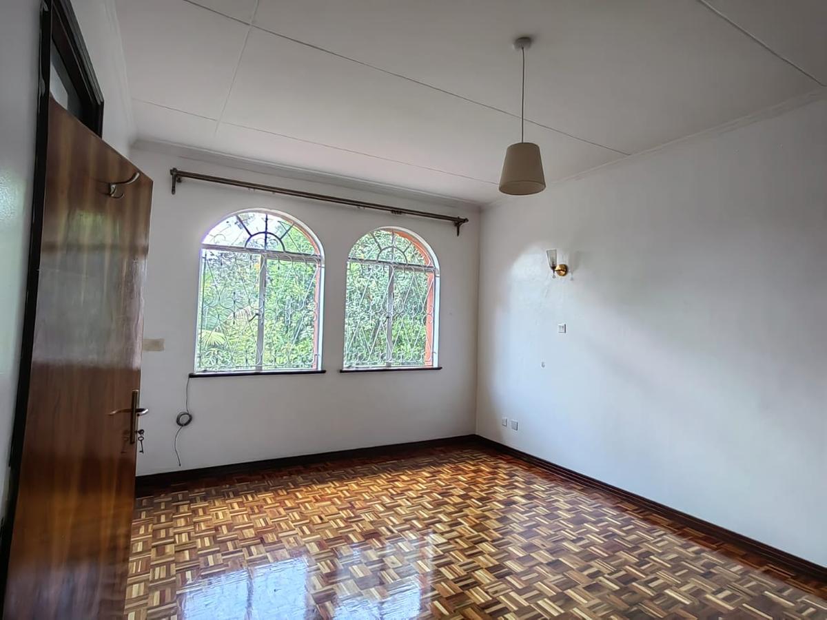 4 Bed Townhouse with Swimming Pool in Riverside - 12