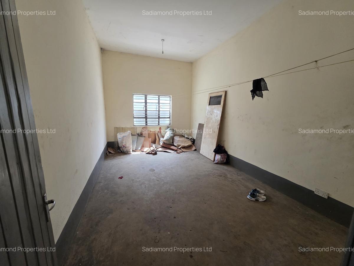 4,500 ft² Warehouse with Parking in Industrial Area - 7