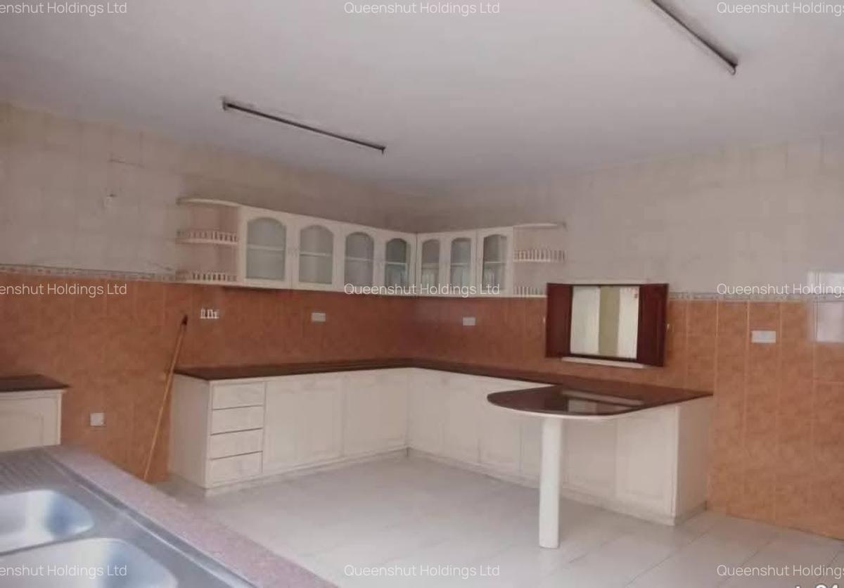 4 Bed Townhouse with En Suite in Westlands Area - 12