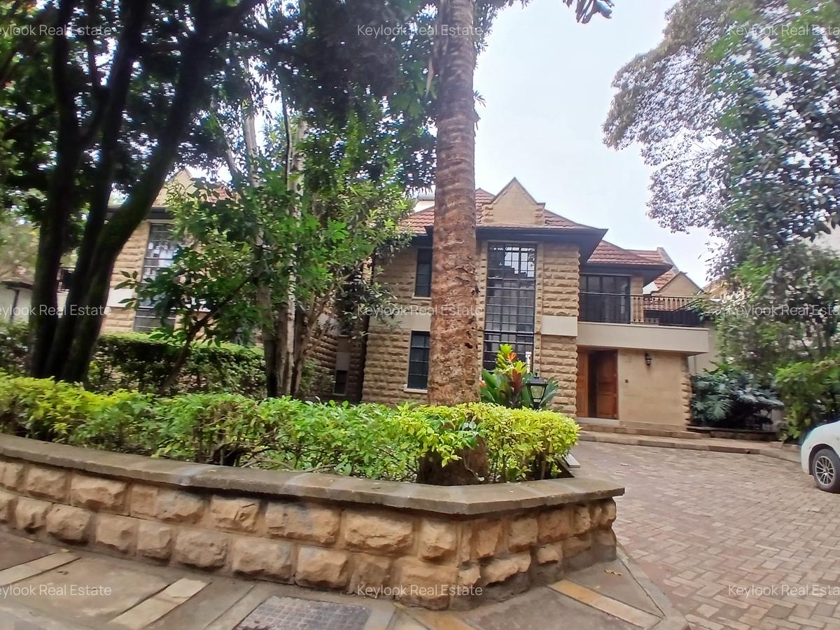 6 Bed Townhouse with En Suite at Lavington - 2