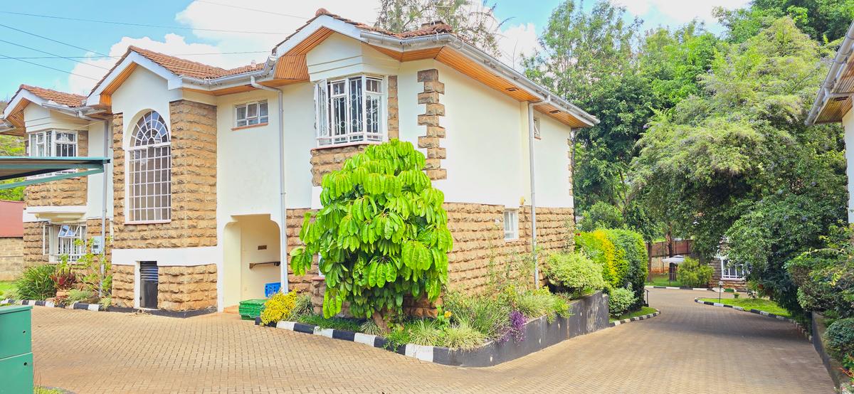 5 Bed Townhouse with En Suite at Lavington - 1