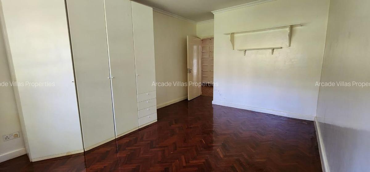 4 Bed House with En Suite in Lavington - 16