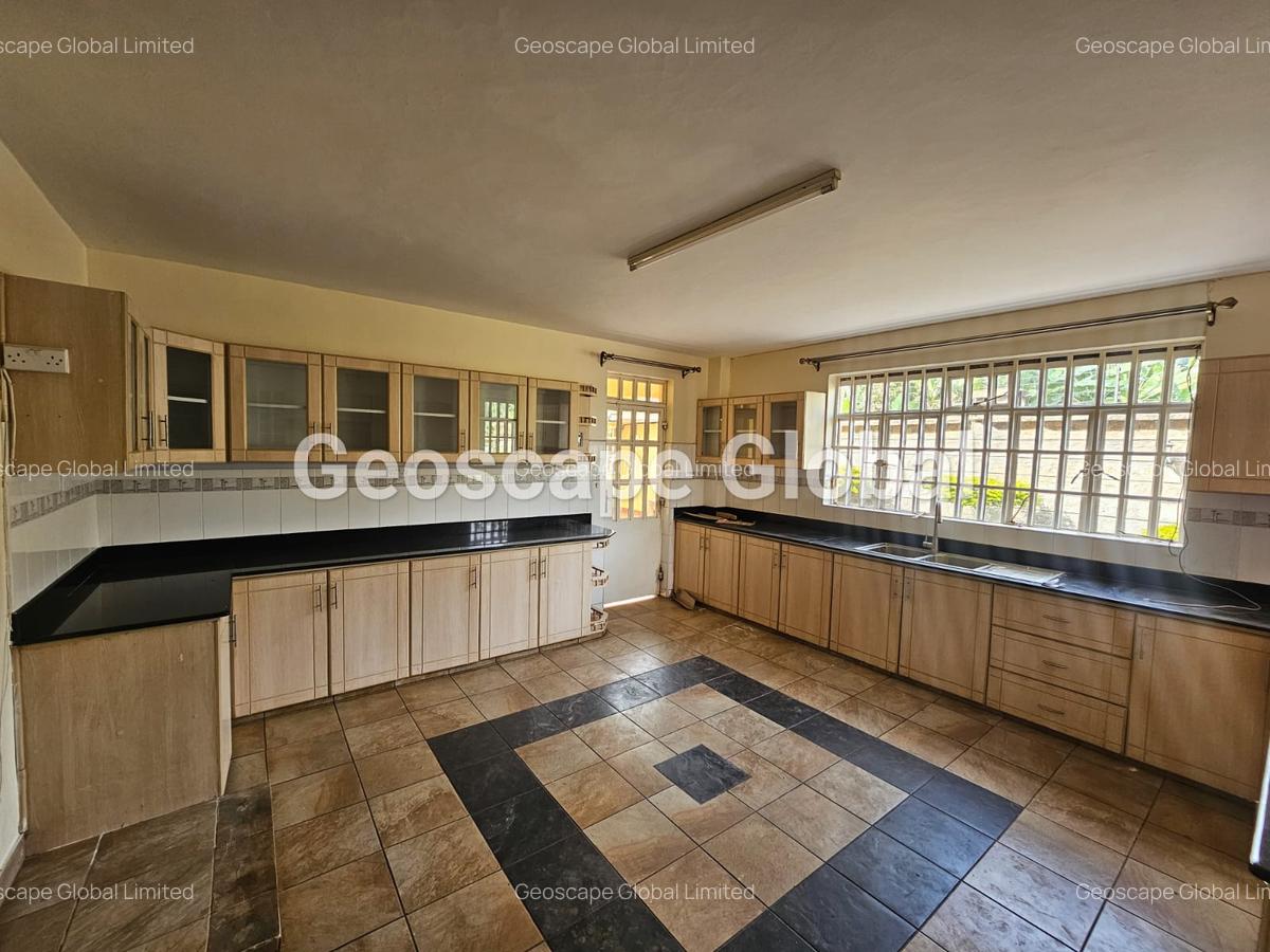 4 Bed House with En Suite in Rosslyn - 4