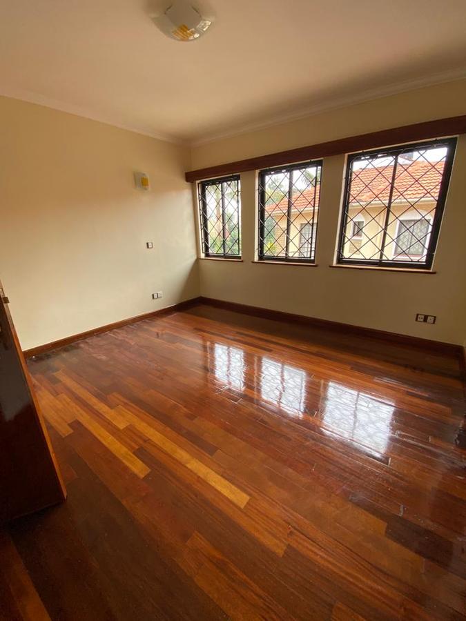 5 Bed Townhouse with En Suite at Lavington - 16