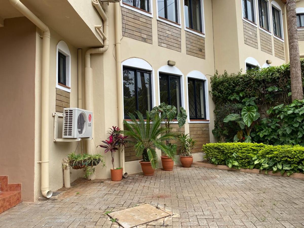 5 Bed Townhouse with En Suite at Lavington - 1