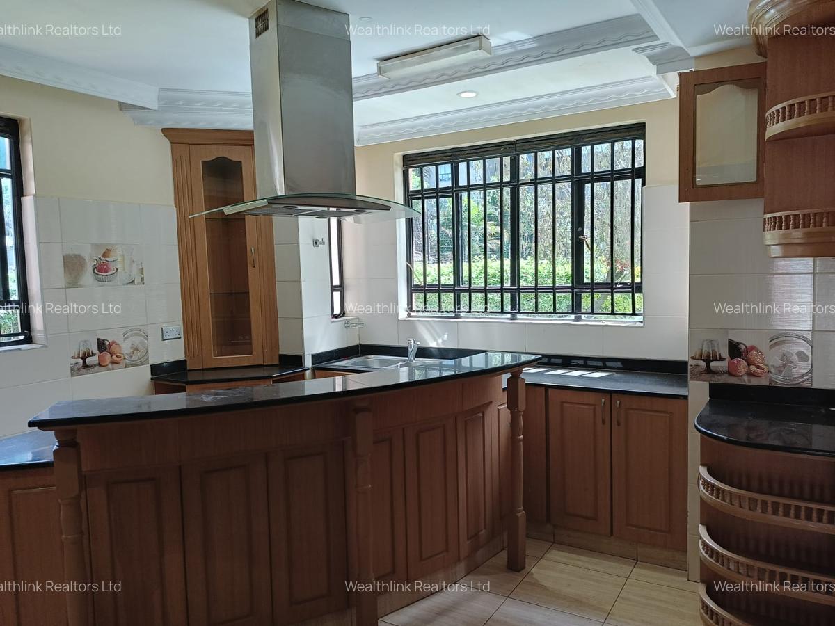 4 Bed House with En Suite at Lavington - 5