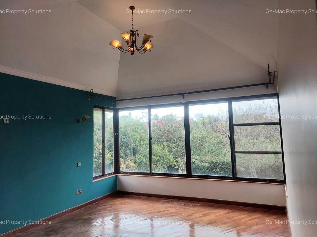 4 Bed House with En Suite in Garden Estate - 16