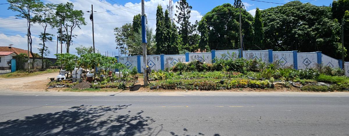 2,500 m² commercial property with parking at links rd