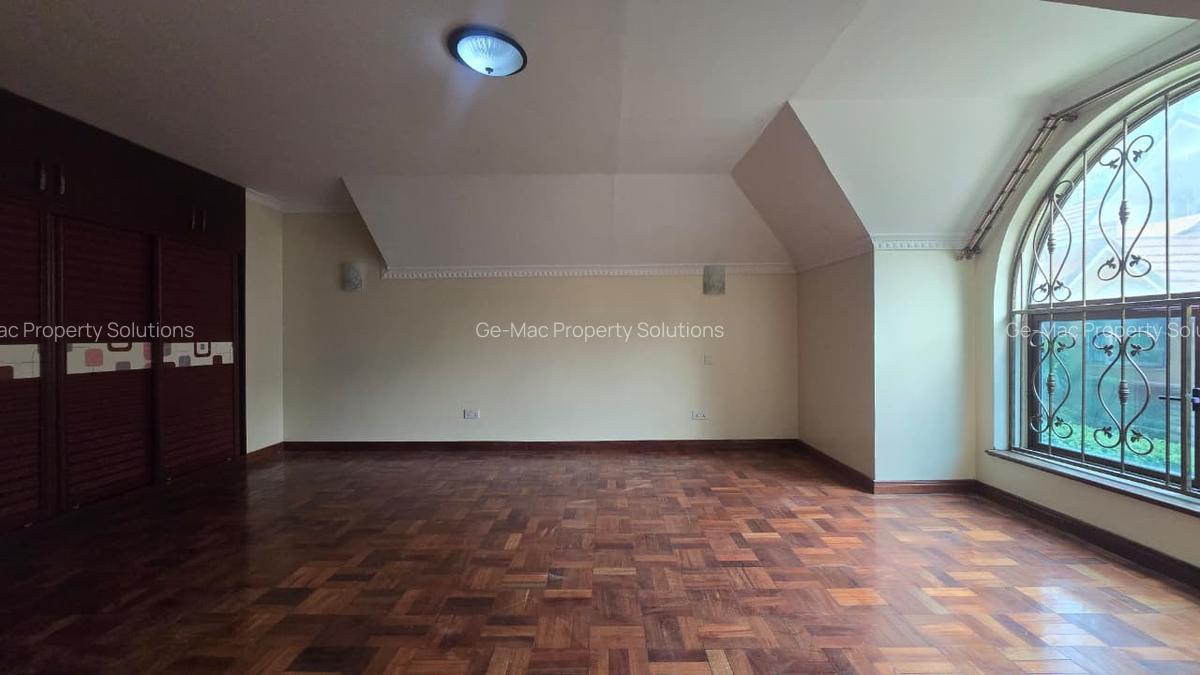 5 Bed House with En Suite in Lavington - 4