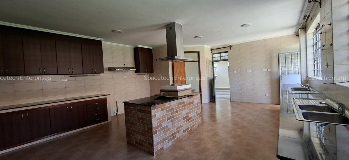 7 Bed House with En Suite in Runda - 12