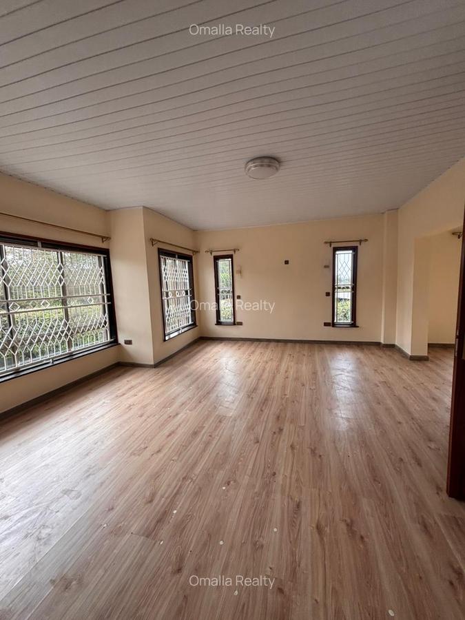 5 Bed House with En Suite in Ridgeways - 10