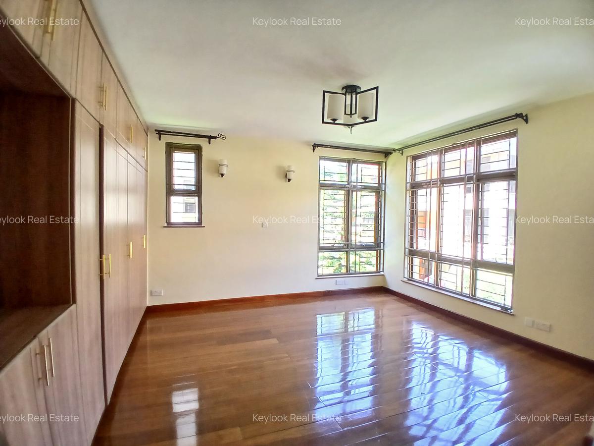 5 Bed Townhouse with En Suite at Lavington - 16