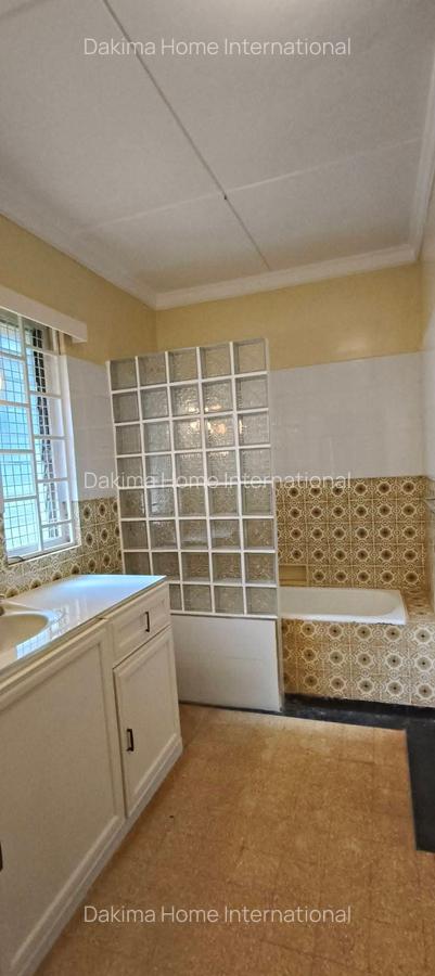 4 Bed House with En Suite in Rosslyn - 15