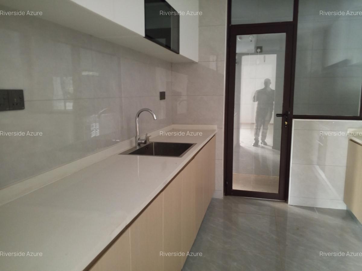 Serviced 2 Bed Apartment with En Suite at Riverside - 3