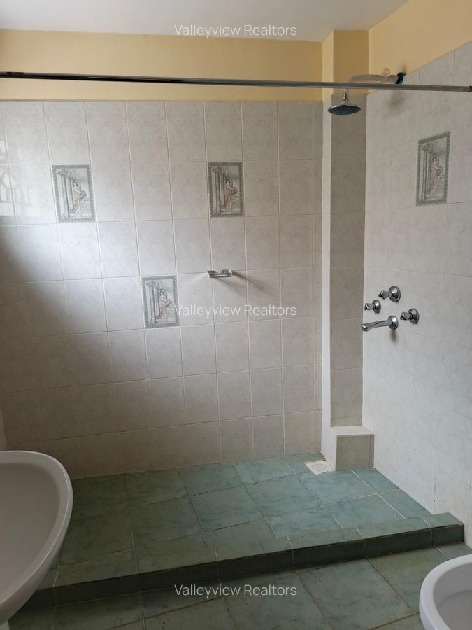 5 Bed Townhouse with En Suite at Lavington - 13