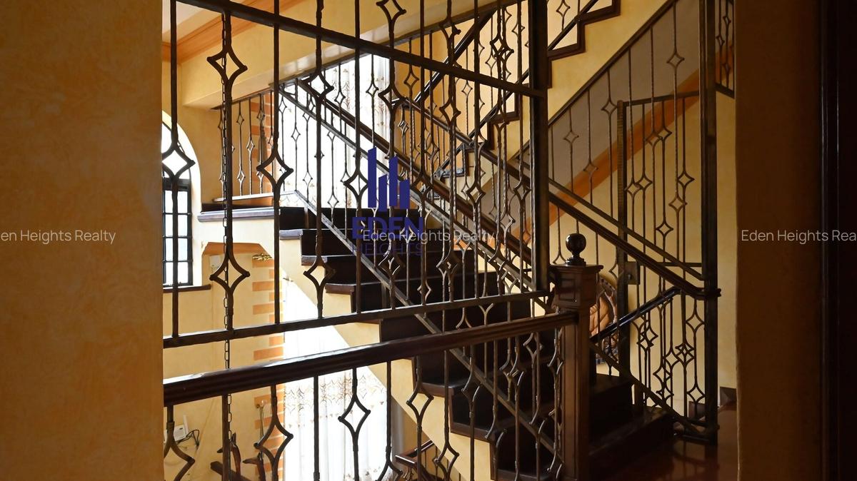 5 Bed Townhouse with En Suite in General Mathenge - 8