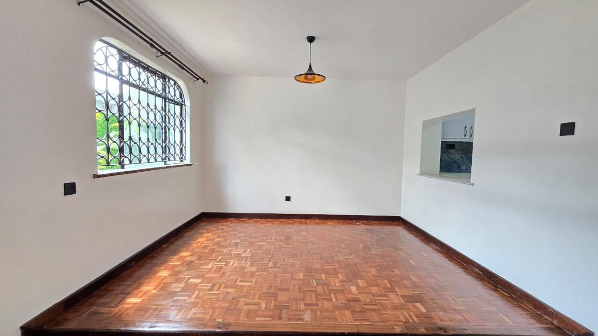 4 Bed House with En Suite in Lavington - 9