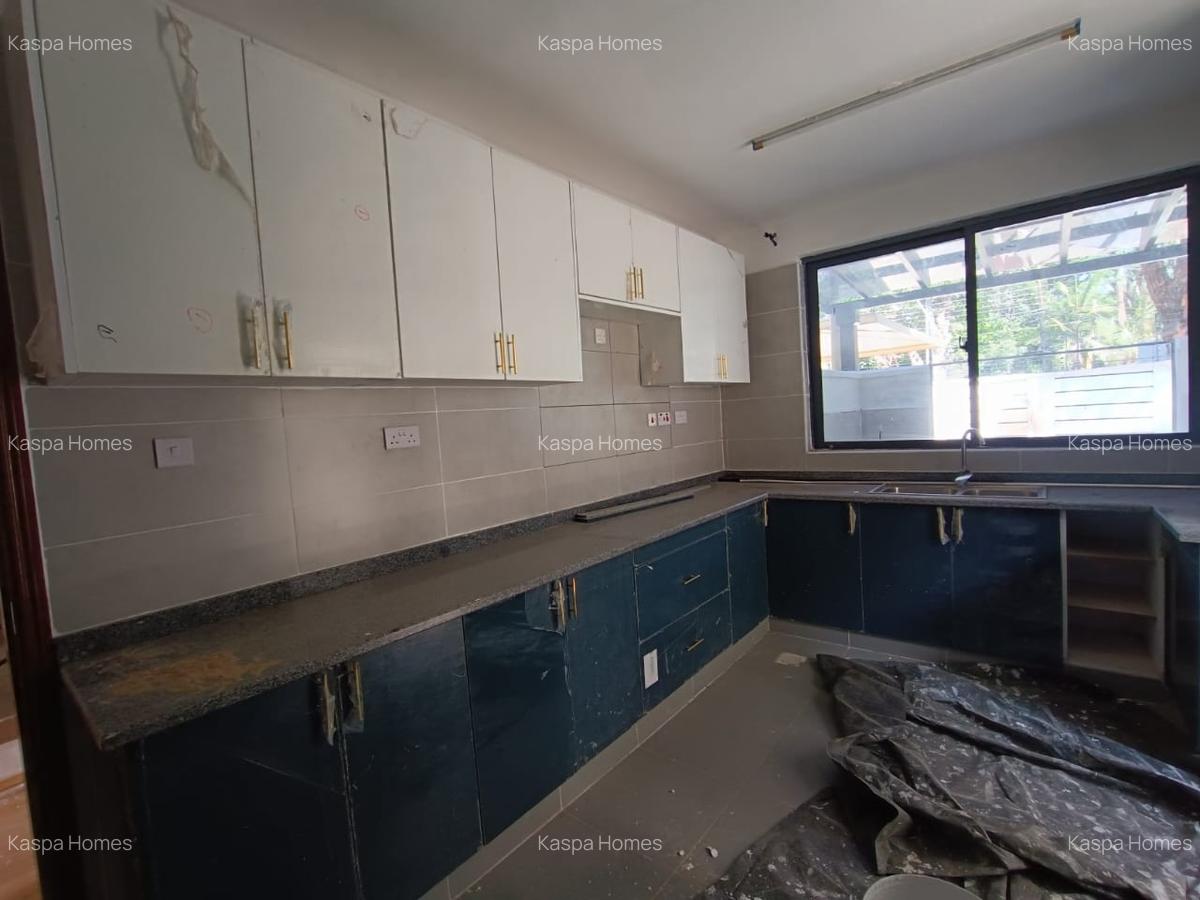 5 Bed House with En Suite in Lavington - 13