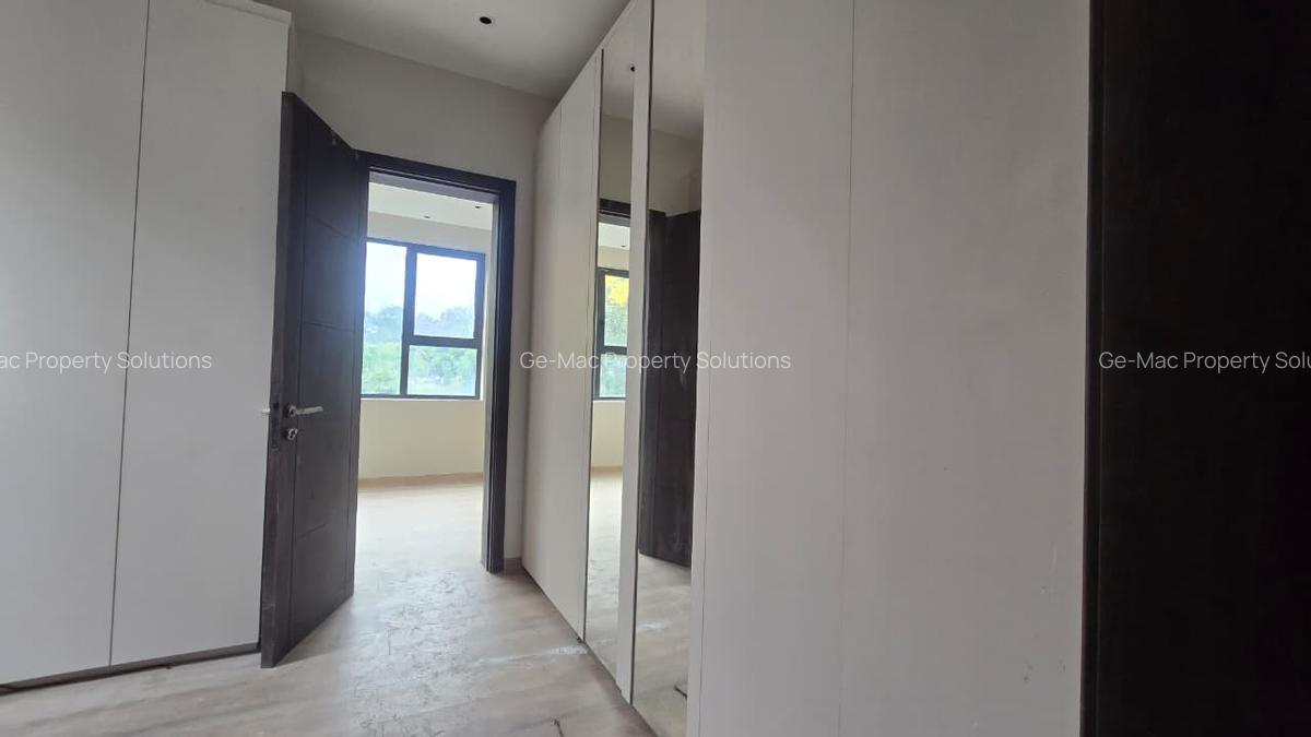 5 Bed House with En Suite in Lavington - 13