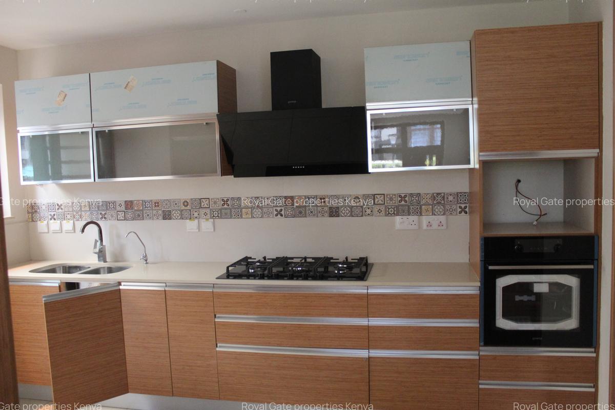 4 Bed Townhouse with En Suite at Near Wilson Airport - 4