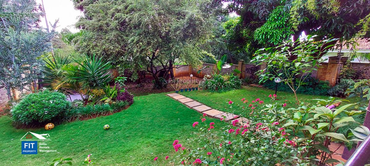 4 Bed House with En Suite in Ridgeways - 2