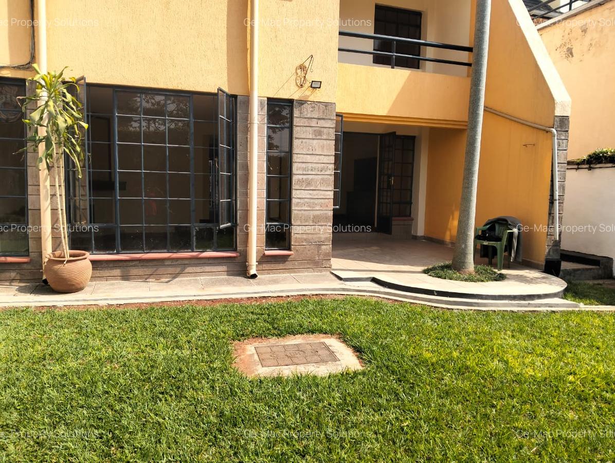 5 Bed House with En Suite in Lavington - 1