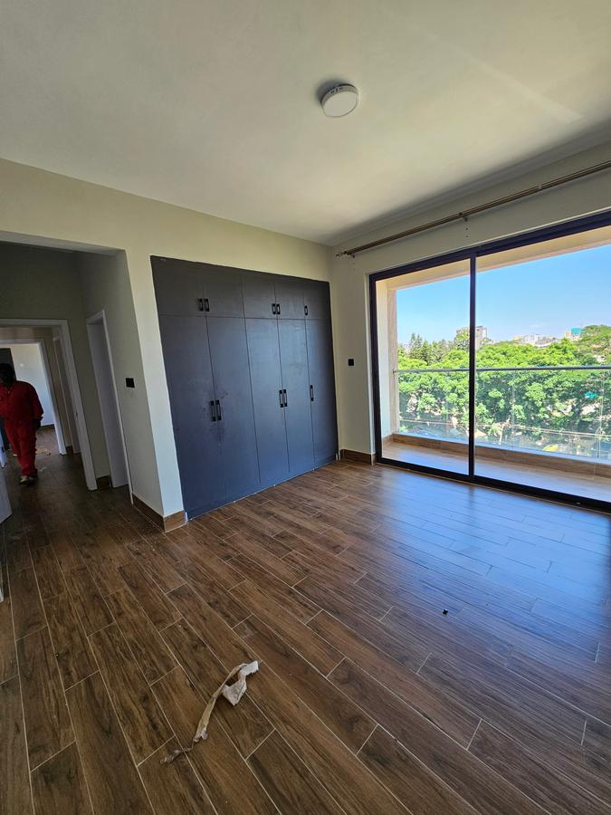 2 Bed Apartment with En Suite at Lavington - 5