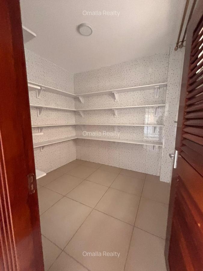 5 Bed House with En Suite in Ridgeways - 5